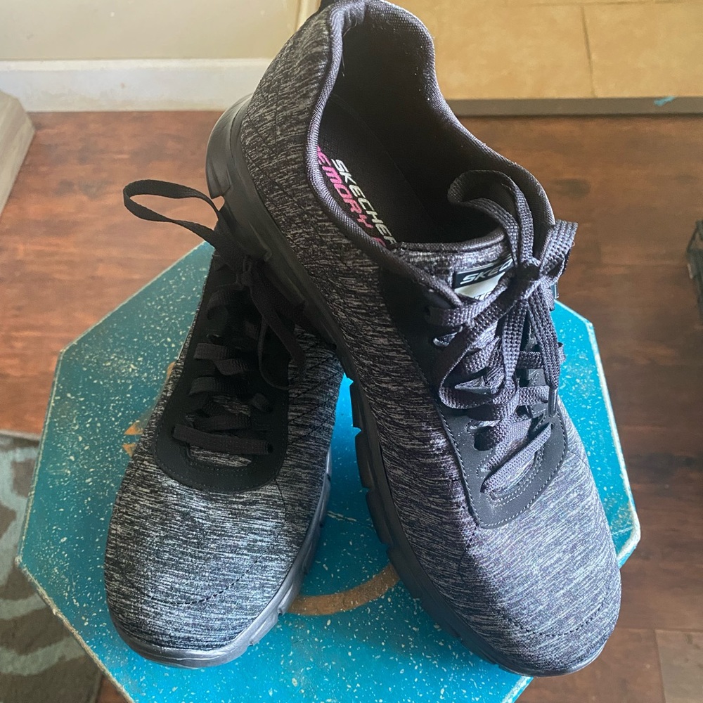 Sketchers Tennis Shoes